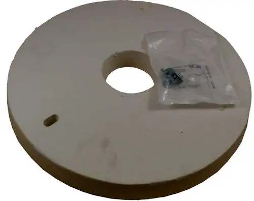 Isolierstein in runder Form mit mittigem Loch, dazu eine Packung Schrauben. Produkt von Wolf, geeignet für den Einsatz an Kesseltüren.
